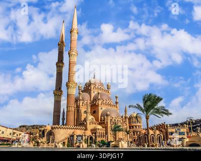 Sharm El Sheikh, Egitto - 19 gennaio 2020: Vista dalla piazza del vecchio mercato alla moschea al Sahaba a Sharm El Sheikh Foto Stock