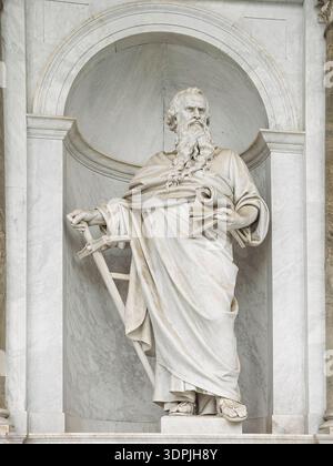 Statua in marmo a tutta lunghezza di San Paolo con spada e pergamena in una nicchia, la Basilica di San Paolo fuori le Mura, Roma, Italia Foto Stock