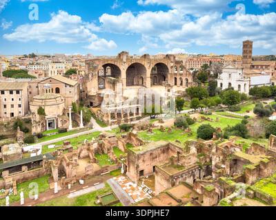 Vista panoramica ad alto angolo del foro Romano con la Basilica di Massenzio e il Tempio di Romolo, Roma, Italia. Foto Stock