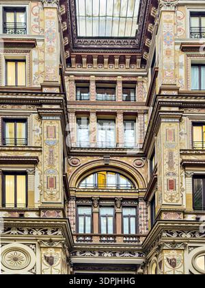 Galleria Sciarra, Roma, Italia. Affreschi in stile Art Nouveau di Giuseppe Cellini sulle pareti del cortile sotto un magnifico soffitto a volta in ferro e vetro. Foto Stock