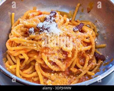Autentici Tonnarelli all'Amatriciana serviti in una trattoria tradizionale nel quartiere Trastevere di Roma, Italia. Foto Stock