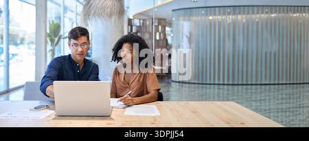 Dipendenti professionisti del team impegnati che lavorano al computer durante una riunione d'ufficio. Foto Stock