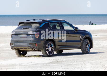 Auto Black Lynk & Co parcheggiata su una spiaggia panoramica Foto Stock