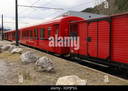 Le petit train de la Mure, train touristique rouge, ville de la Mure, département de l'Isère, Francia Foto Stock