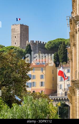 Torre di Guardia medievale e bandiera francese nella città vecchia di Cannes Foto Stock