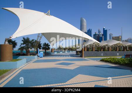 Emirati Arabi Uniti, Abu Dhabi, Corniche, Promenade, skyline, Foto Stock