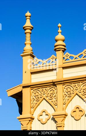 Muro decorato della casa e cielo blu Foto Stock