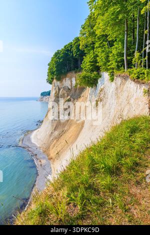 Scogliere di gesso e mare blu nel Parco Nazionale di Jasmund, isola di Ruegen, Mar Baltico, Germania Foto Stock