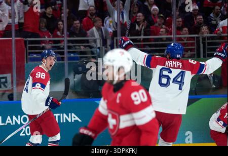 (260215) -- MILANO, 15 febbraio 2026 (Xinhua) -- Martin Necas (L) e David Kampf (R) della Repubblica Ceca celebrano durante il turno preliminare maschile di hockey su ghiaccio Una partita tra Svizzera e Repubblica Ceca dei Giochi Olimpici invernali Milano-Cortina 2026 a Milano, Italia, 15 febbraio 2026. (Xinhua/Tao Xiyi) Foto Stock