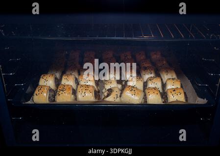 Polpettine di lievito crudo appena fatto con funghi all'interno, ricoperti di olio, adagiato su una teglia da forno Foto Stock