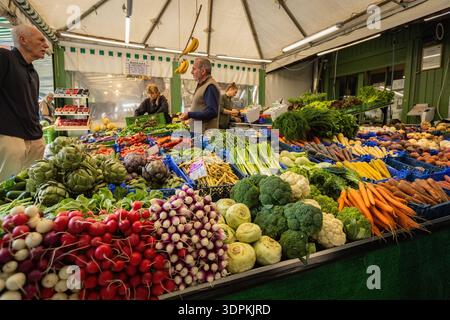Assortimento di prodotti per il mercato al Viktualienmarkt di Monaco, Germania Foto Stock