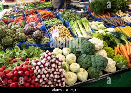 Assortimento di prodotti per il mercato al Viktualienmarkt di Monaco, Germania Foto Stock