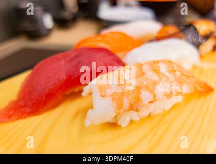 delizioso assortimento di nigiri sushi con tonno Foto Stock