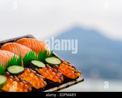 delizioso assortimento di sushi con salmone Foto Stock