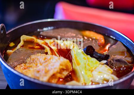 Pentola calda con manzo e verdure in brodo rosso a Taiwan Foto Stock