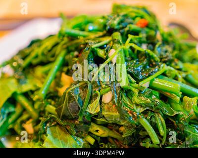 Verdure verdi fritte con aglio al Taiwan Foto Stock