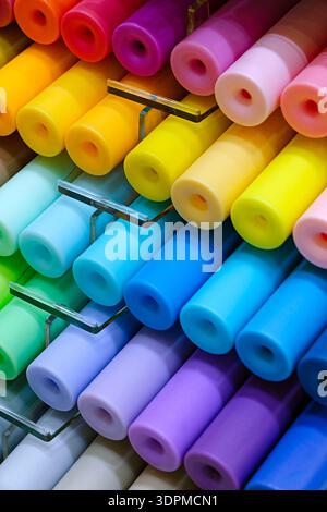 Set di pennarelli multicolore: Tonalità luminose, involucri in plastica liscia e disposizione organizzata. Primo piano, sfondo astratto per i temi correlati a. Foto Stock