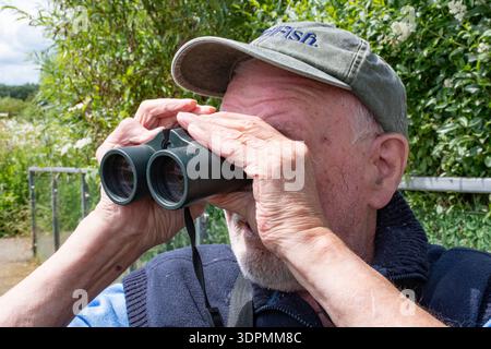 Birdwatching attraverso binocoli, Attenborough Nature Reserve, Nottinghamshire, Inghilterra, Regno Unito, giugno Foto Stock