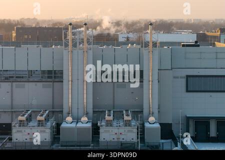 Moderna infrastruttura di data center con sistemi di raffreddamento e ventilazione cloud computing e operazioni IT, Warszawa, Województwo mazowieckie, Pola Foto Stock