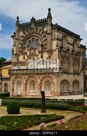 La facciata sud del palazzo in stile neo-manuelino nel centro della foresta di Bucaco in Portogallo Foto Stock