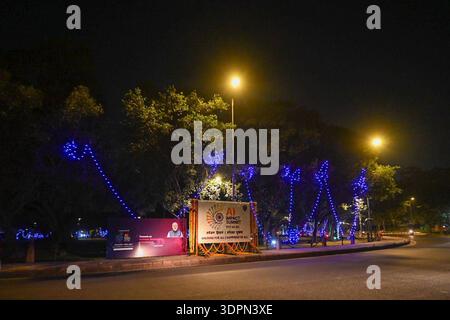NUOVA DELHI, INDIA - 15 FEBBRAIO: Cerchi illuminati nelle aree NDMC del Consiglio municipale di nuova Delhi in vista del vertice sull'impatto dell'intelligenza artificiale, il 15 febbraio 2026 a nuova Delhi, India. Le misure di sicurezza sono aumentate nella capitale nazionale per il tanto atteso vertice India-ai Impact che si terrà qui a Bharat Mandapam dal 16 al 20 febbraio, ha detto la polizia. La polizia di Delhi ha iniziato un pesante dispiegamento a Lutyens Delhi giovedì sera, mentre i delegati stranieri hanno iniziato ad arrivare nella capitale. I funzionari del traffico a conoscenza della questione hanno affermato che sono iniziate le prove delle rotte dei convogli, seguendo le indicazioni dettagliate emesse Foto Stock