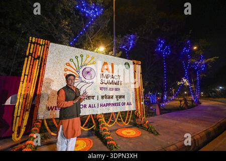 NUOVA DELHI, INDIA - 15 FEBBRAIO: Cerchi illuminati nelle aree NDMC del Consiglio municipale di nuova Delhi in vista del vertice sull'impatto dell'intelligenza artificiale, il 15 febbraio 2026 a nuova Delhi, India. Le misure di sicurezza sono aumentate nella capitale nazionale per il tanto atteso vertice India-ai Impact che si terrà qui a Bharat Mandapam dal 16 al 20 febbraio, ha detto la polizia. La polizia di Delhi ha iniziato un pesante dispiegamento a Lutyens Delhi giovedì sera, mentre i delegati stranieri hanno iniziato ad arrivare nella capitale. I funzionari del traffico a conoscenza della questione hanno affermato che sono iniziate le prove delle rotte dei convogli, seguendo le indicazioni dettagliate emesse Foto Stock