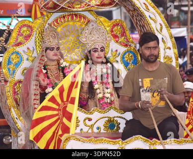 PATNA, INDIA - 15 FEBBRAIO: I devoti fanno la sacra processione del signore Shiva durante Maha Shivratri Mahotsav al tempio di Khajpura Shiv, il 15 febbraio 2026 a Patna, India. La festa indù è dedicata al Signore Shiva e alla Dea Parvati, simboleggiando la loro unione divina e l'equilibrio delle energie maschili e femminili. A Shivratri, i devoti visitano i templi, offrono preghiere e osservano digiuni. Si ritiene anche che il Signore Shiva abbia eseguito la danza cosmica della creazione e distruzione di Tandav, in questa notte Santa. Foto di Santosh Kumar/Hindustan Times il presidente nazionale del BJP Nitin Nabin partecipa a Maha Foto Stock