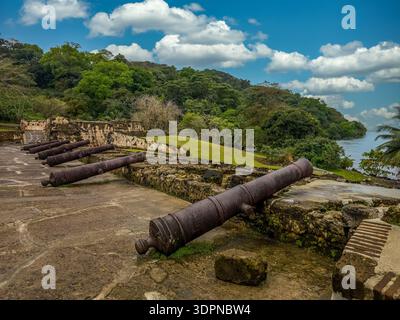 Bartizan, cannoni sul forte di Santiago, fortezza coloniale spagnola a Portobelo, Panama Foto Stock