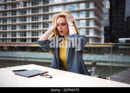 Donna d'affari stressata che sta vivendo un esaurimento e una pressione lavorativa in città Foto Stock
