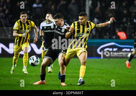 Salonicco, Grecia. 15 febbraio 2026. Christos Zafeiris (a sinistra) e Orbelin Pineda (a destra) di AEK lottano per il pallone durante una partita di calcio della SuperLeague greca tra PAOK FC e AEK FC. Risultato finale 0 - 0. (Credit Image: © Giannis Papanikos/ZUMA Press Wire) SOLO PER USO EDITORIALE! Non per USO commerciale! Foto Stock