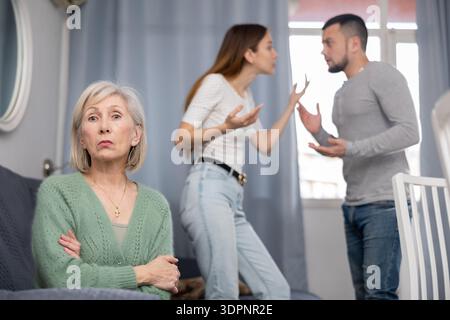 Donna matura in attesa di coppia smettere di litigare Foto Stock