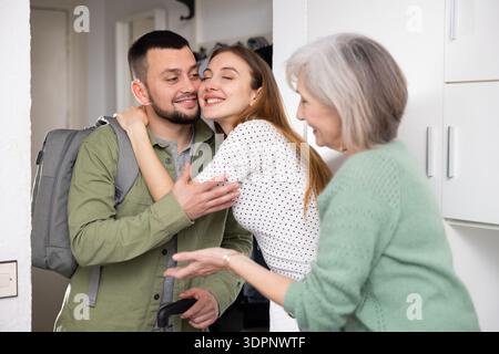 Donne giovani e mature che incontrano l'uomo a casa Foto Stock