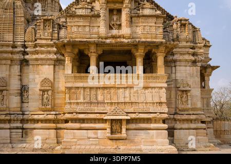 Chittorgarh, India - 21 marzo 2022: L'immagine mostra il balcone centrale e la facciata del tempio di Kumbhshyam con dettagliate sculture in pietra, figure scolpite e ornamenti architettonici sulle pareti esterne. Foto Stock