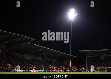 Vista generale durante il gioco - Wrexham V Ipswich Town, il quarto round della Coppa degli Emirati, Racecourse Ground, Wrexham, Regno Unito - 13 febbraio 2026 solo uso editoriale - si applicano restrizioni DataCo Foto Stock