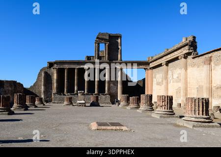 Pompei, Italia - 4 ottobre 2020: L'immagine mostra le antiche rovine della basilica di Pompei, con una fila di colonne in piedi, pareti in pietra parziali e basi sparse di colonne sotto un cielo azzurro. Foto Stock