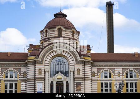 Sofia, Bulgaria. 23 novembre 2025. Dettaglio architettonico del Museo di storia regionale di Sofia, l'ex bagni minerari centrali municipali a histor Foto Stock