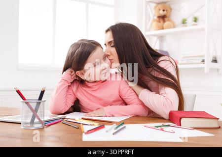 La madre condivide un momento con la figlia durante Art Time at Home in un Sunny Day Foto Stock