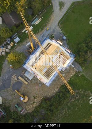 Vista aerea di un cantiere con gru e semilavorato in zona rurale, costruzione di case in legno, Gechingen, Germania Foto Stock