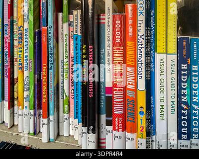 Bronx, New York, Stati Uniti - 16 settembre 2022: Biblioteca pubblica sezione di saggistica per bambini primo piano delle spine del libro Foto Stock