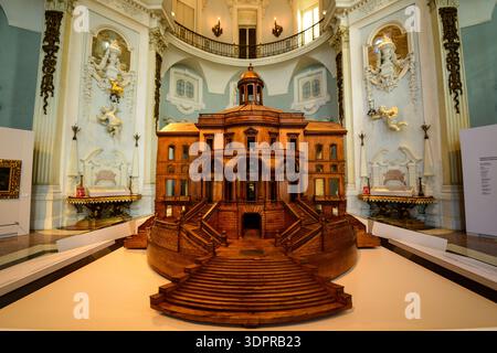Isola bella, Italia - 30 settembre 2020: L'immagine mostra un dettagliato modello architettonico in legno di un grande edificio con scalinate, esposto in una sala barocca del Palais Borromee con decorazioni in stucco ornate, rilievi scultorei e ringhiere del balcone. Foto Stock