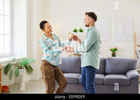 Felice felice felice felice sorridente giovane coppia che si diverte a casa godendo di buon umore Foto Stock