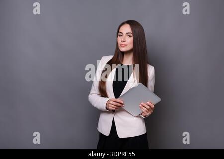 Un professionista aziendale è sicuro di avere in mano un tablet Foto Stock