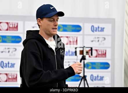 Doha, Qatar. 14 febbraio 2026. Jannik Sinner d'Italia parla durante una conferenza stampa in vista del Qatar ExxonMobil Open 2026 presso il Khalifa International Tennis Complex. Il torneo si svolgerà dal 16 al 21 febbraio.? (Foto di Noushad Variyattiyakkal/SOPA Images/Sipa USA) credito: SIPA USA/Alamy Live News Foto Stock