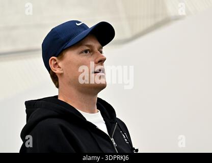 Doha, Qatar. 14 febbraio 2026. Jannik Sinner d'Italia parla durante una conferenza stampa in vista del Qatar ExxonMobil Open 2026 presso il Khalifa International Tennis Complex. Il torneo si svolgerà dal 16 al 21 febbraio.? (Foto di Noushad Variyattiyakkal/SOPA Images/Sipa USA) credito: SIPA USA/Alamy Live News Foto Stock