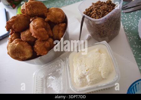 Uštipci, cvarci e panna, una colazione tradizionale in Serbia. Foto Stock