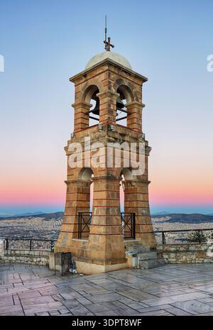 La Grecia, Atene, il Monte Lycabettus - torre campanaria sulla parte superiore Foto Stock