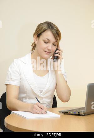 Giovane donna in ufficio Foto Stock