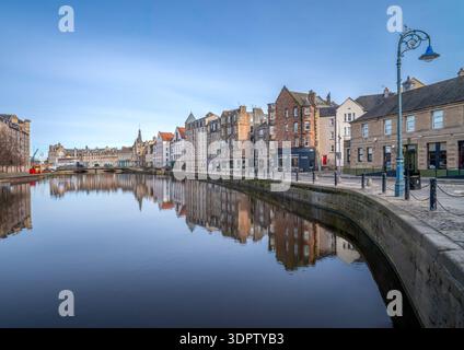 Leith Shore Reflections on the Water of Leith, Edimburgo, Scozia Foto Stock