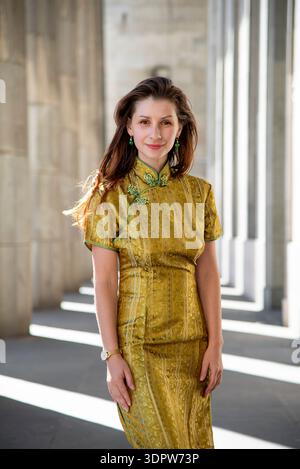 Bella donna che indossa abiti tradizionali cinesi Foto Stock