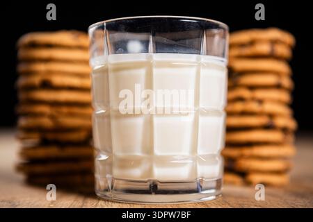 Bicchiere di latte con biscotti con gocce di cioccolato Foto Stock